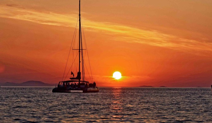 Amoudi Ocean Voyager 74 sunset tour