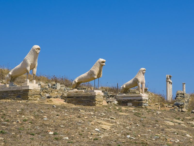 Ancient,Statues,Of,Lions,And,The,Marble,Columns,At,The