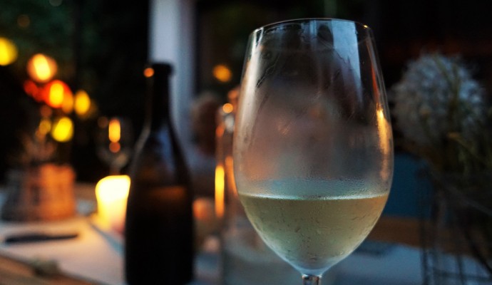 White wine tasting experience in Mykonos with Greek vineyard setting and local products