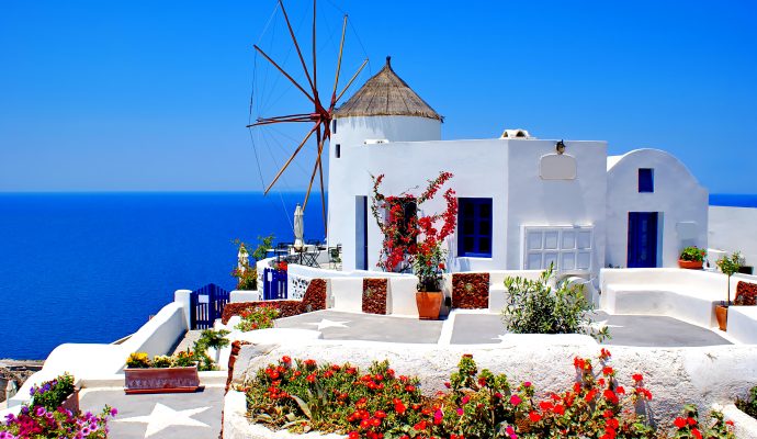 Windmill,In,Oia,Village,On,Santorini,Island,,Greece