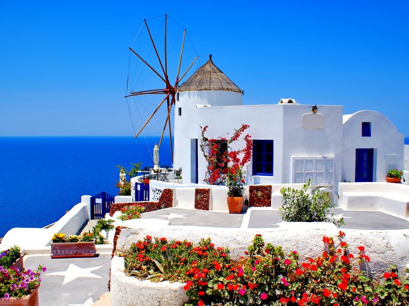 Windmill,In,Oia,Village,On,Santorini,Island,,Greece