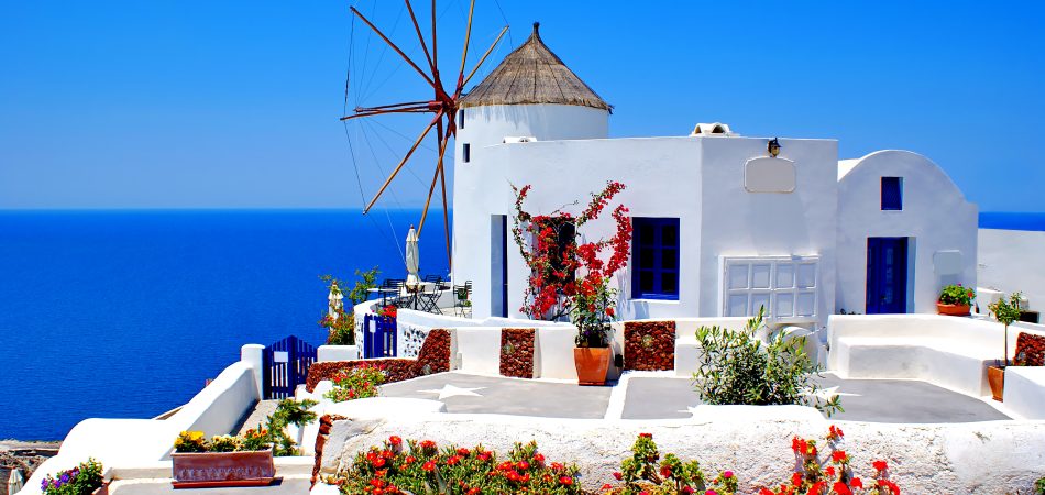 Windmill,In,Oia,Village,On,Santorini,Island,,Greece